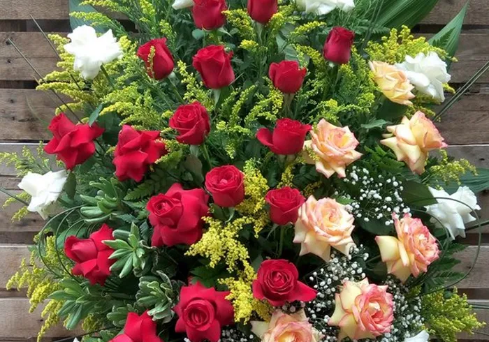 Coroas e arranjos de flores para homenagens fúnebres